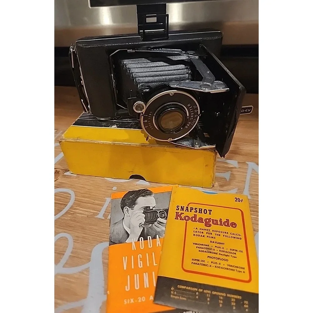 Vintage 1940's Kodak Vigilant Junior Six-20 Folding‎ Camera w/ Box - Untested